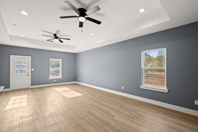 HUGE LIVING ROOM AREA | Image 11