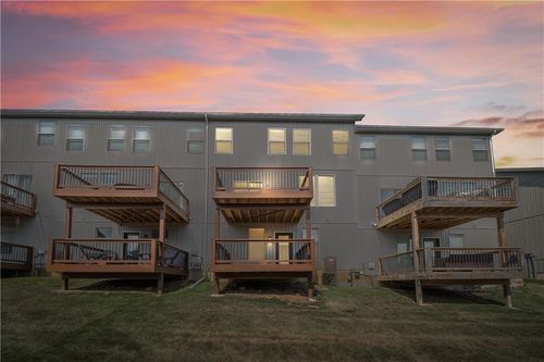 7381 Aaron St, Parkville, MO, 64152-8770 | Card Image