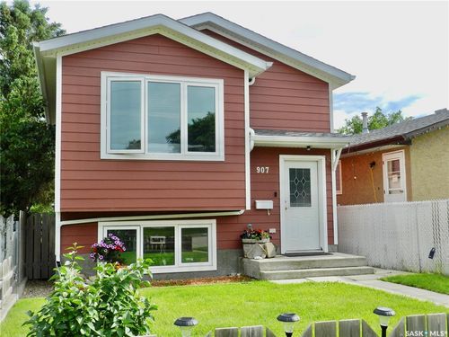 907 Ominica St E, House with 3 bedrooms, 2 bathrooms and 3 parking in Moose Jaw SK | Card Image