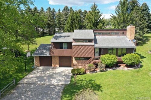 2725 Cooley Lake Rd, Highland, MI, 48356-3310 | Card Image