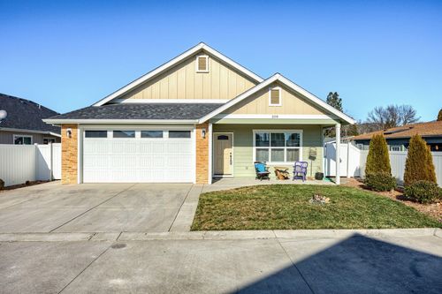 208 Sw Blueberry Ln, Grants Pass, OR, 97527-5624 | Card Image