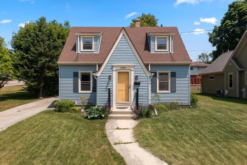 1206 15th Ave, Grafton, WI, 53024-2002 | Card Image
