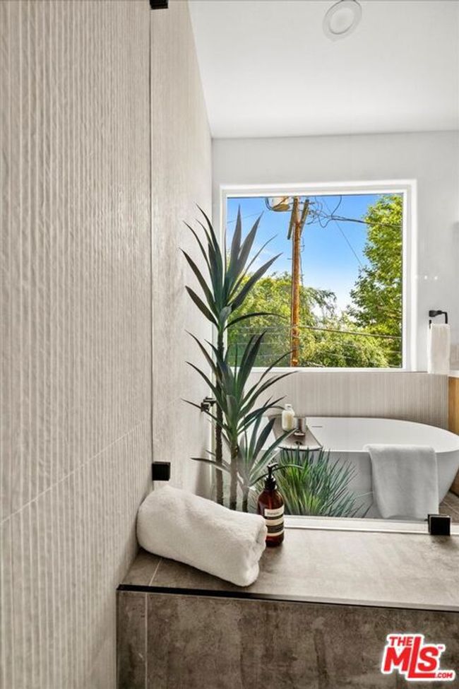 APT-11 - 4414 Moorpark Way, Townhouse with 2 bedrooms, 3 bathrooms and null parking in Toluca Lake CA | Image 25
