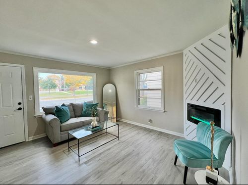 8621 W Lisbon Ave, Milwaukee, WI, 53222-3745 | Card Image