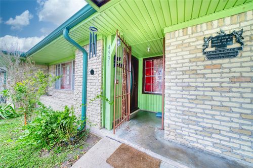 4931 Mercedes Ln, Houston, TX, 77022-1738 | Card Image
