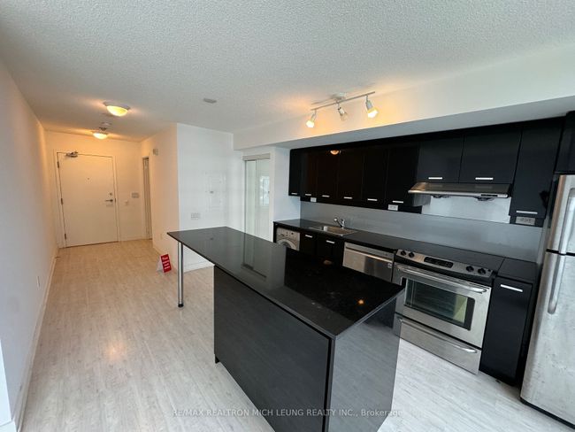 909B - 19 Singer Crt, Condo with 0 bedrooms, 1 bathrooms and null parking in North York ON | Image 2