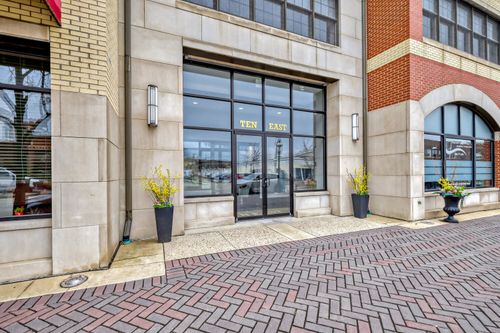 3b-10 E Burlington St, Riverside, IL, 60546-2644 | Card Image