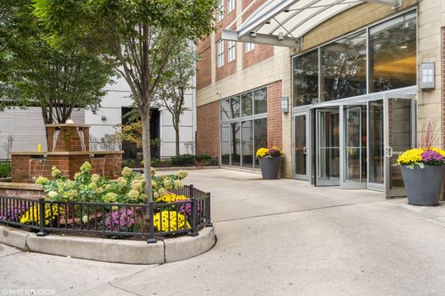 1703-645 N Kingsbury St, Chicago, IL, 60654-6867 | Card Image