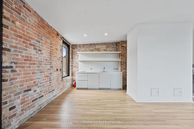 300 - 972 Queen St E, Home with 0 bedrooms, 1 bathrooms and null parking in Toronto ON | Image 9
