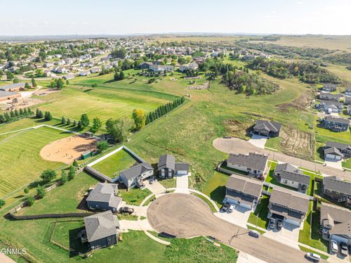 501 Lena Ct Se, Mandan, ND, 58554-5157 | Card Image