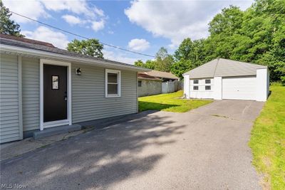 Garage with a lawn | Image 3