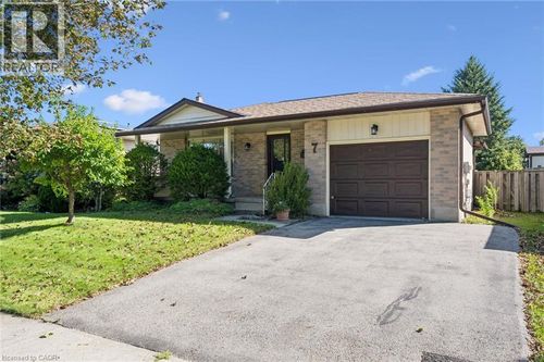 7 Countryside Crescent, Kitchener, ON, N2E2S8 | Card Image