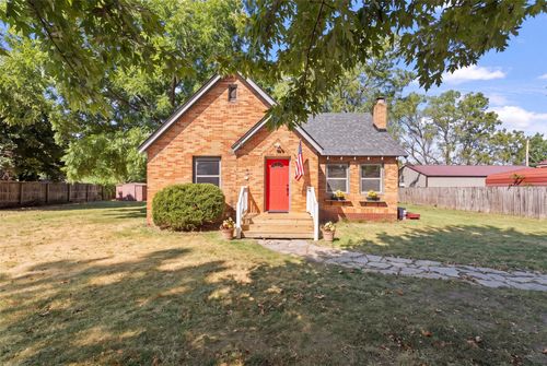 704 S Grand St, Grove, OK, 74344-2832 | Card Image