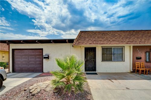 2733 Heritage Cir, Las Vegas, NV, 89121-1401 | Card Image