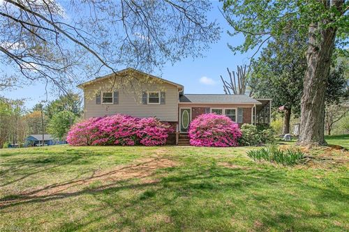 8420 Stanwix Dr, Tobaccoville, NC, 27050-9738 | Card Image