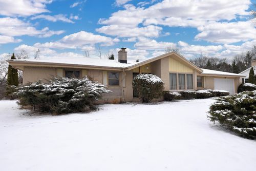 1108 W Zedler Ln, Mequon, WI, 53092-6047 | Card Image