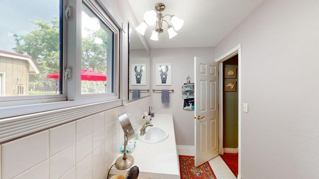 Main Floor Bathroom | Image 20