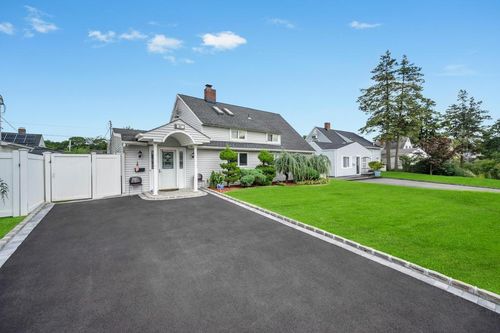 43 W Cabot Ln, Westbury, NY, 11590-6435 | Card Image