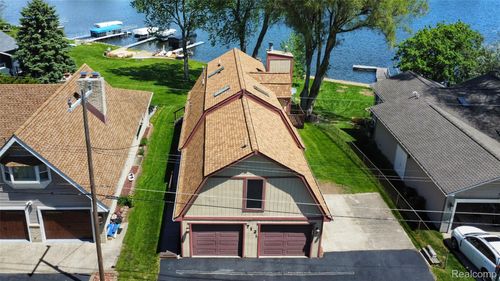 712 Wolverine Dr, Wolverine Lake, MI, 48390-2371 | Card Image