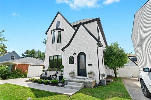 2020 Watkins Lake Rd, Waterford, MI, 48328-1432 | Card Image