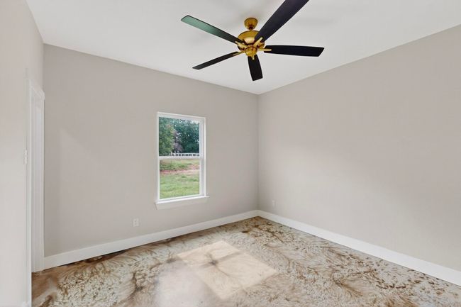 Unfurnished room with baseboards and ceiling fan | Image 38
