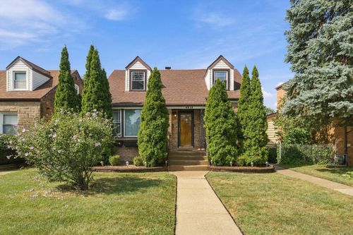 8818 S Sacramento Ave, Evergreen Park, IL, 60805-1223 | Card Image
