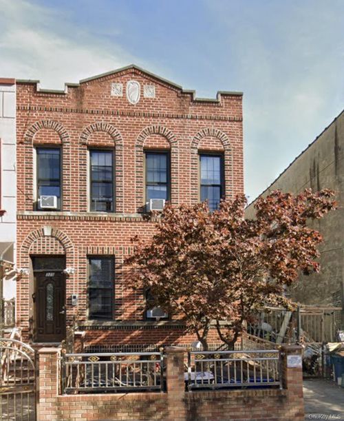 325 E 54th St, New York, NY, 10022-4945 | Card Image