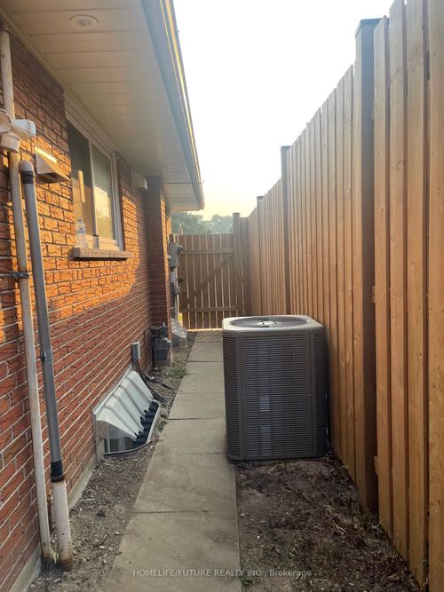 28 Skyridge Rd, Scarborough, ON, M1E4P1 | Card Image