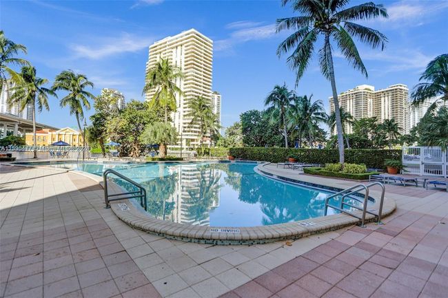 712 - 19390 Collins Ave, Condo with 1 bedrooms, 1 bathrooms and null parking in Sunny Isles Beach FL | Image 4