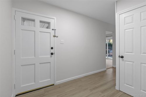 4 Hillsdale Ln, Coram, NY, 11727-1816 | Card Image