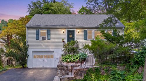 4 Denim Pl, White Plains, NY, 10603-1712 | Card Image