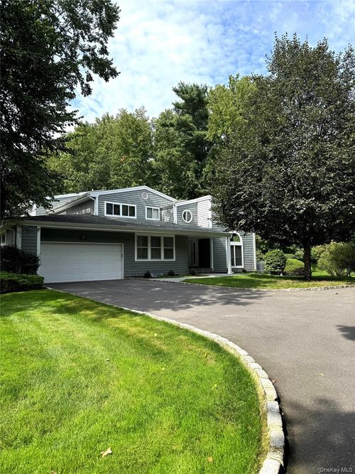20-20 Tiffany Cir, Manhasset, NY, 11030-3911 | Card Image
