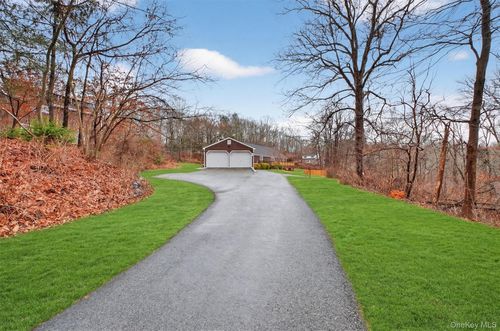 1813-1815 Hunterbrook Rd, Yorktown Heights, NY, 10598-6232 | Card Image