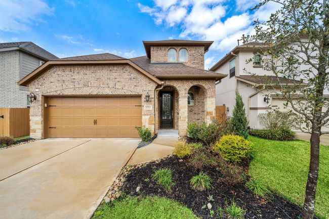 Beautiful curb appeal and front porch. | Image 31