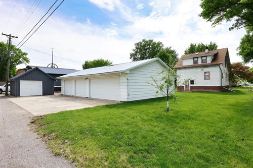 411 S 6th St, Bird Island, MN, 55310-4504 | Card Image