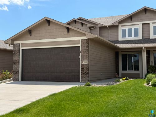 1605 S Meadowland Ave, Sioux Falls, SD, 57106-8477 | Card Image