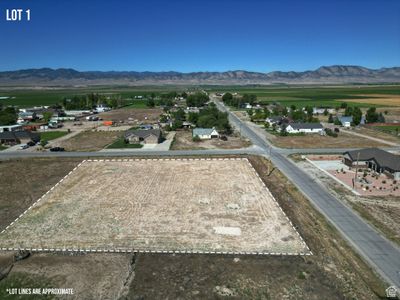 Aerial view with a mountain view | Image 2