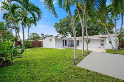 321 Sw 11th Ave, House other with 3 bedrooms, 2 bathrooms and null parking in Hallandale Beach FL | Image 2