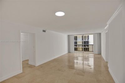 1403 - 6039 Collins Ave, Condo with 2 bedrooms, 2 bathrooms and null parking in Miami Beach FL | Image 3