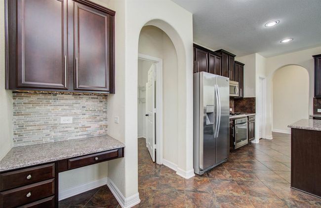 Separate Bar or desk space. | Image 13