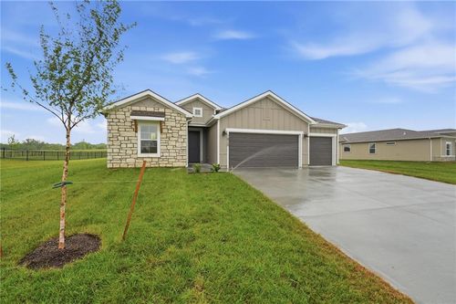 1820 Woodward Cir, Raymore, MO, 64083-8785 | Card Image