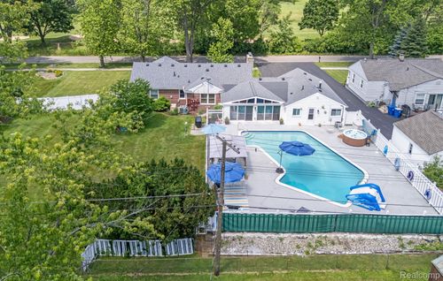 187 Gateway Dr, Waterford, MI, 48328-3419 | Card Image