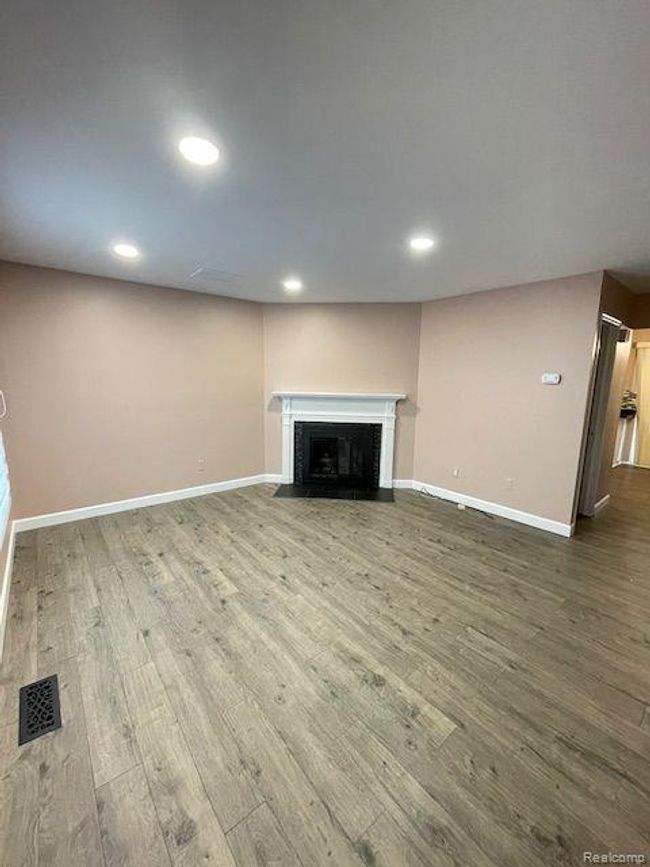 37310 Glenbrook Dr, Condo with 3 bedrooms, 2 bathrooms and null parking in Clinton Twp MI | Image 6
