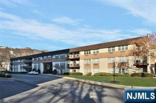 1111 River Rd, Edgewater, NJ, 07020-1335 | Card Image