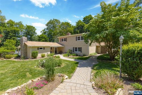 8 Crosby Ln, Oakland, NJ, 07436-3202 | Card Image