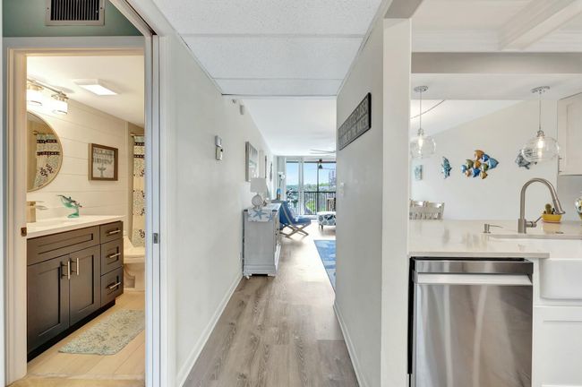 UNIT-402 - 15 Royal Palm Way, Condo with 2 bedrooms, 2 bathrooms and null parking in Boca Raton FL | Image 6