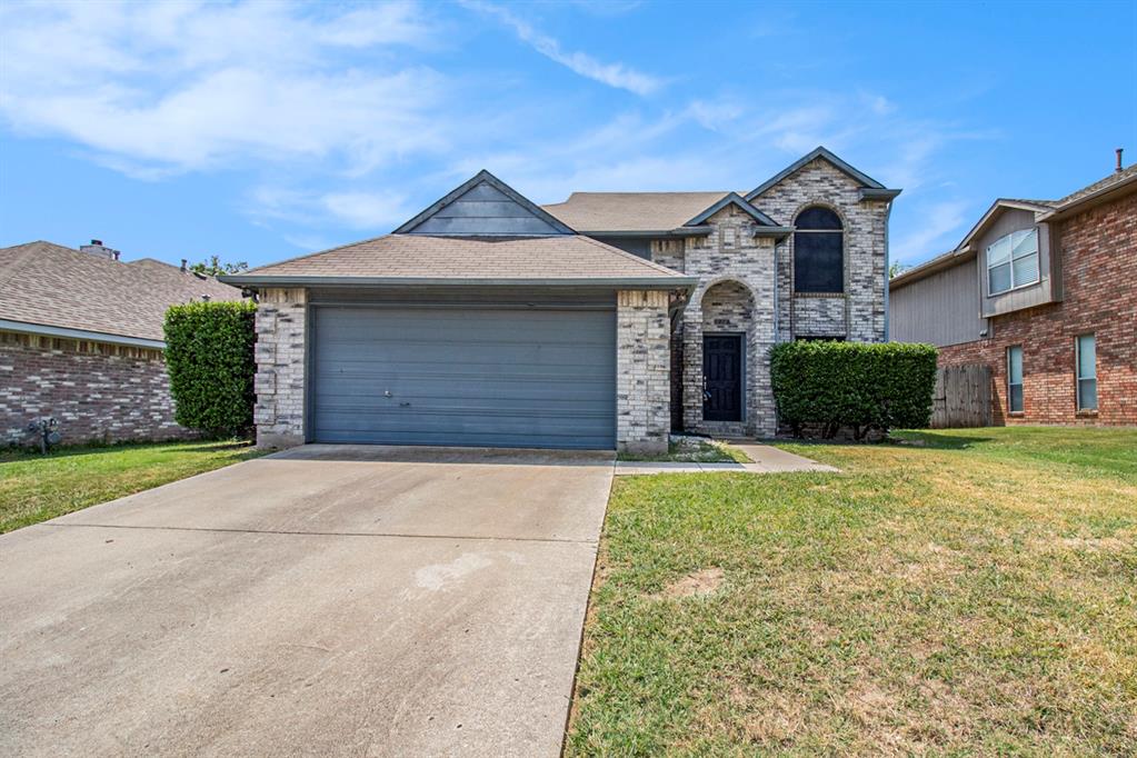 Honeysuckle Ln, Lewisville, TX 75077