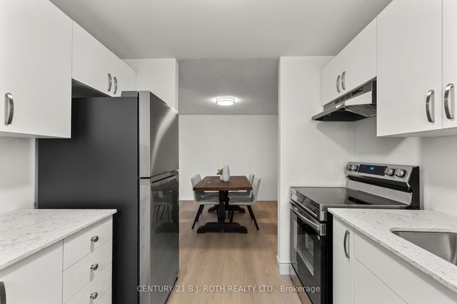 9 Evergreen Crt, Condo with 3 bedrooms, 3 bathrooms and 1 parking in Barrie ON | Image 11