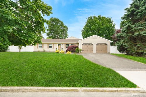 2 Michael Ave, Bellport, NY, 11713-1105 | Card Image