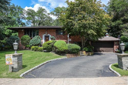3 Mackay Dr, Smithtown, NY, 11788-2204 | Card Image